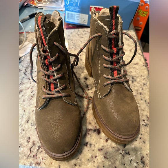 Last One! Woman’s Olive Nubuck Boot. Size 9 - Picture 2 of 11